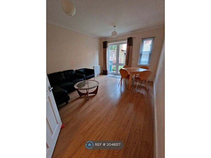 3 Bedroom Semi Detached House To Rent In Baker St, Reading, RG1
