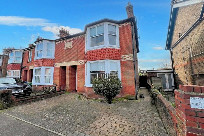 3 Bedroom House To Rent In Kempshott Road, Horsham, RH12