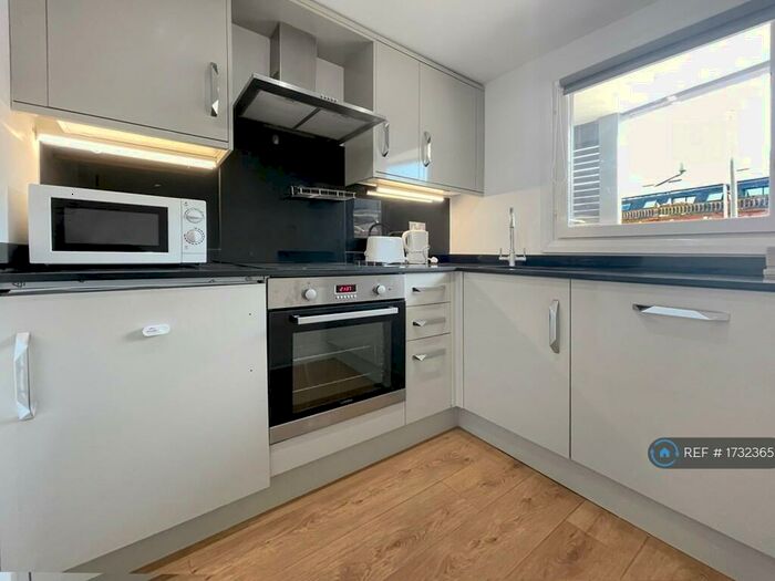 2 Bedroom Flat To Rent In North Crescent Apartments, Leeds, LS2