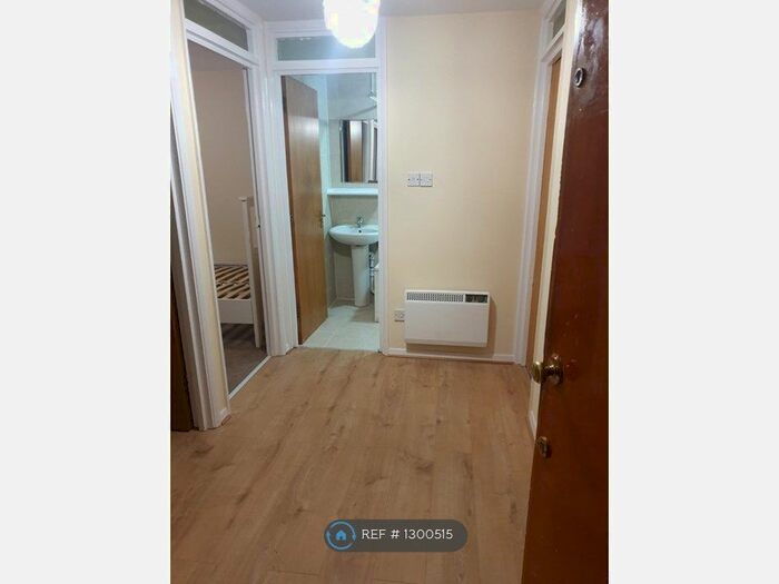 2 Bedroom Flat To Rent In Sovereign House, London NW7