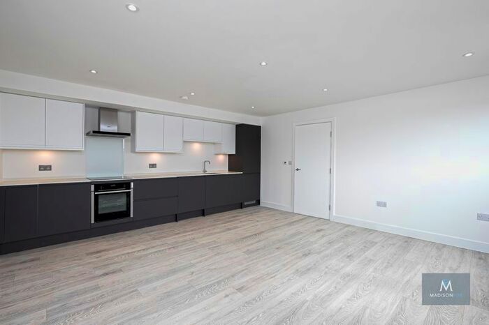1 Bedroom Flat To Rent In High Road, Loughton, IG10
