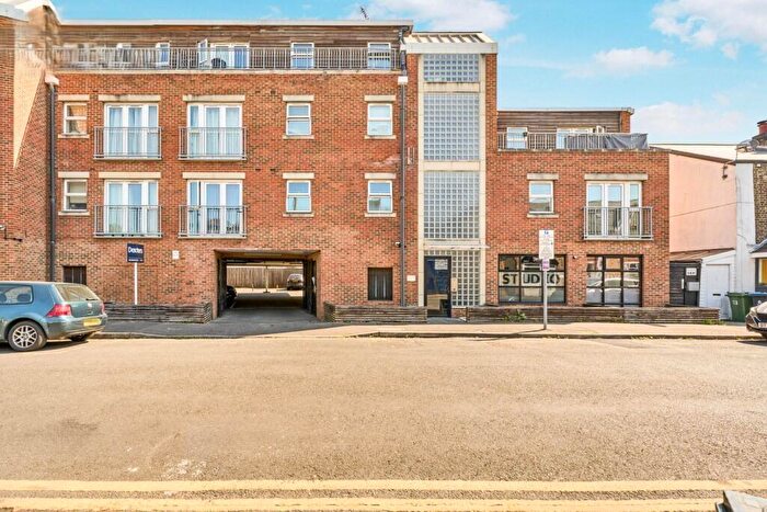 2 Bedroom Flat To Rent In Southsea Road, Kingston Upon Thames, KT1