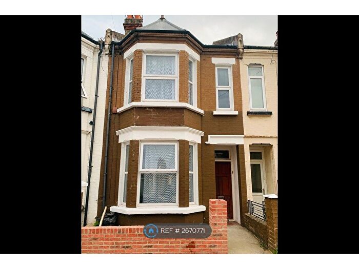 2 Bedroom Flat To Rent In Balmoral Road, Gillingham, ME7