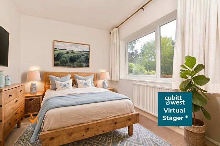 2 Bedroom Chalet For Sale In Laglands Close, Reigate, Surrey, RH2