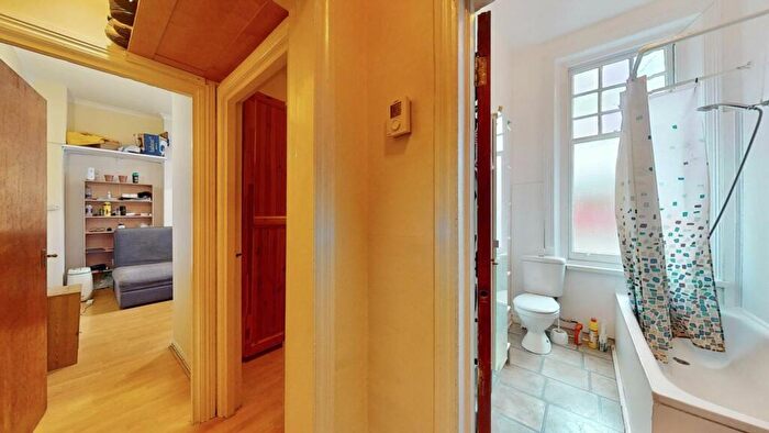 1 Bedroom Flat For Sale In Great North Road, Highgate, N6