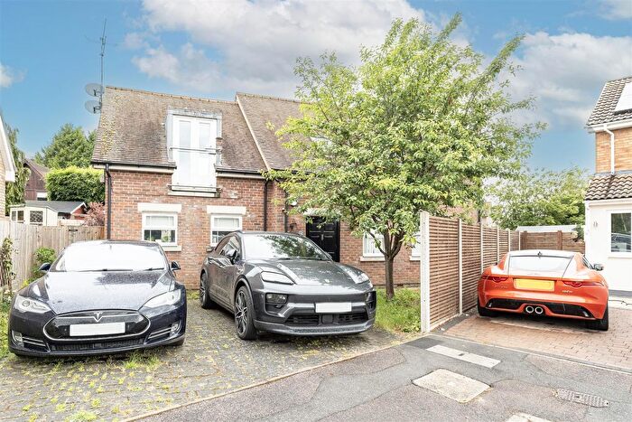 2 Bedroom Maisonette For Sale In Kinsbourne Close, Harpenden, AL5