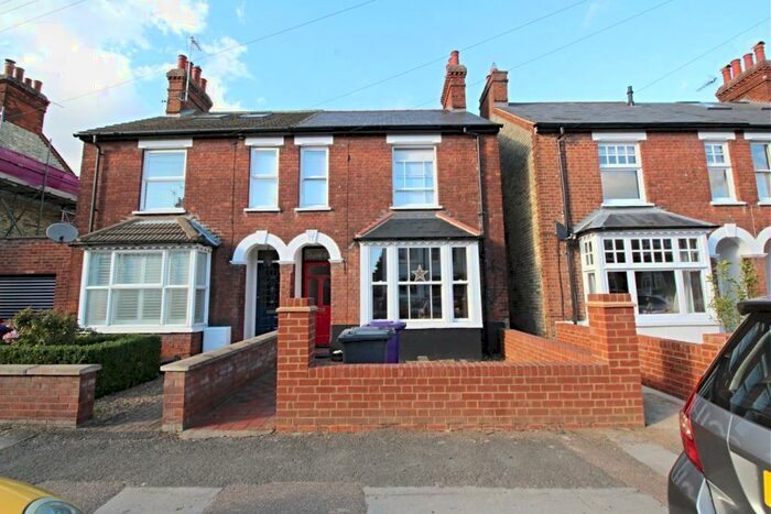 3 Bedroom Semi-Detached House To Rent In Bearton Road, Hitchin, SG5