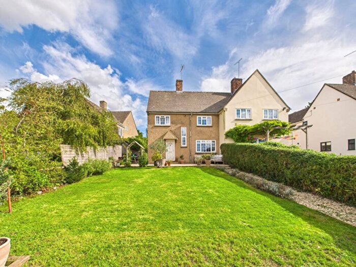 3 Bedroom Semi-Detached House For Sale In Hundley Way, Charlbury, OX7