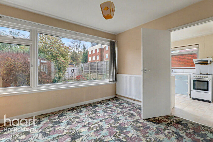 3 Bedroom Semi Detached House For Sale In Falkirk Close, Hornchurch, RM11