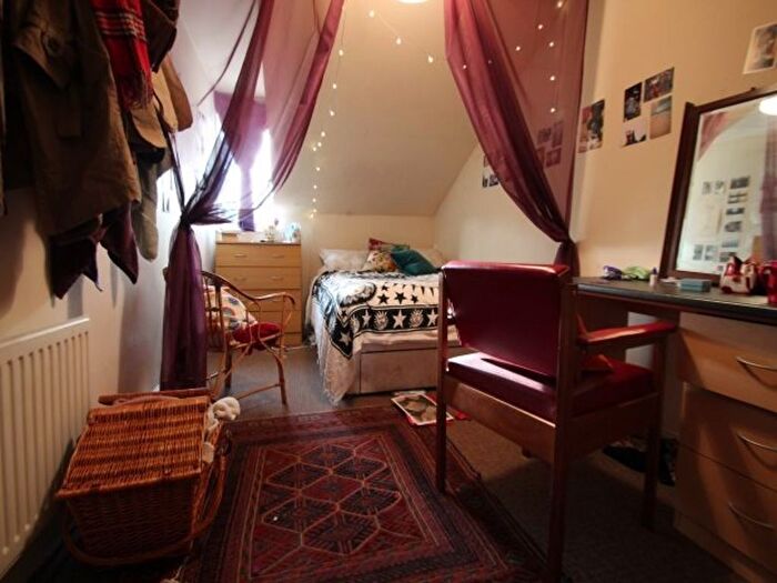 7 Bedroom Semi Detached House To Rent In Ash Grove, Leeds, LS6