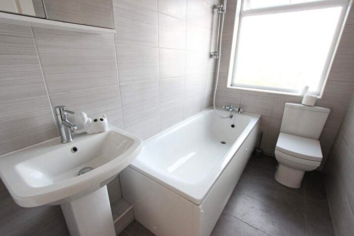 2 Bedroom Flat To Rent In Ewart Grove, London, N22