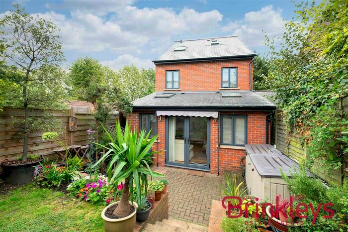 3 Bedroom Detached House To Rent In Strathearn Road, London, SW19