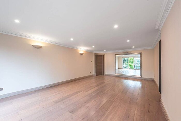 4 Bedroom House To Rent In Brookside Road, Golders Green, London, NW11