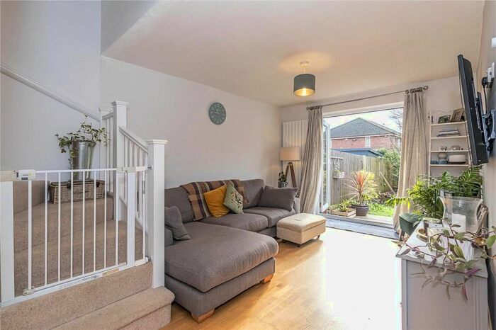 3 Bedroom Flat To Rent In Sweets Way, London, N20