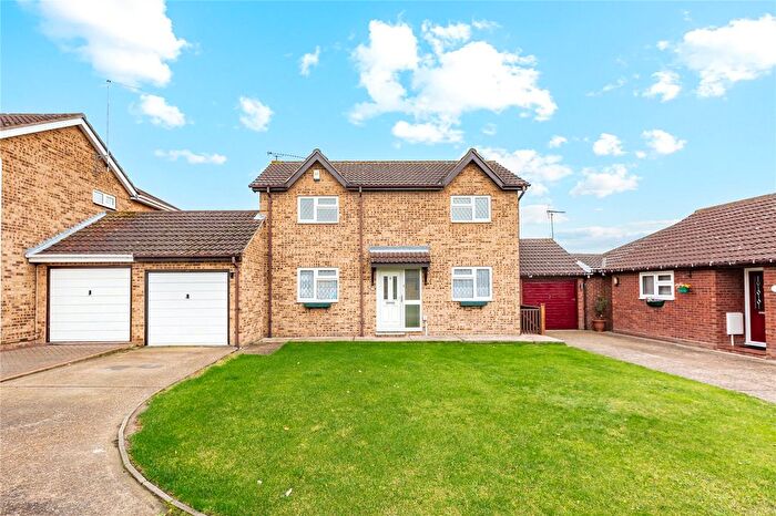 3 Bedroom Link Detached House For Sale In Broad Oaks, Wickford, Essex, SS12