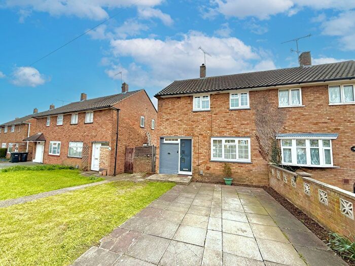 2 Bedroom Semi-Detached House For Sale In Birdsfoot Lane, Luton, LU3