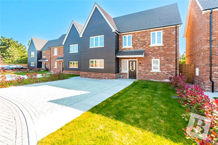 3 Bedroom Detached House For Sale In North Drive, Hutton, Brentwood, Essex, CM13