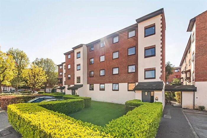 2 Bedroom Flat For Sale In Granville Square, London, SE15