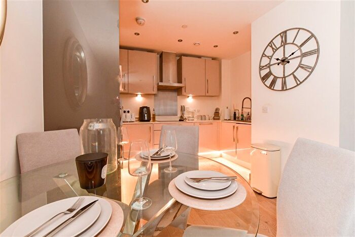 1 Bedroom Flat For Sale In Queens Road, East Grinstead, West Sussex, RH19