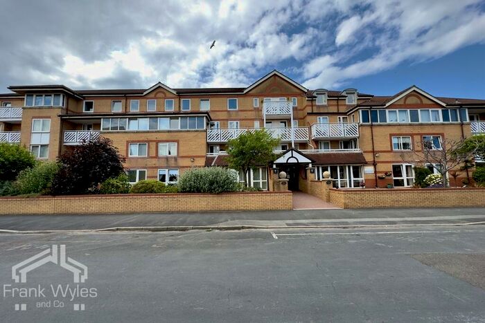 1 Bedroom Flat To Rent In Poplar Court, Kings Road, Lytham St Annes, Lancashire, FY8