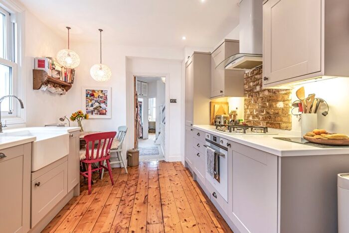 2 Bedroom Property To Rent In Duntshill Road, London, SW18