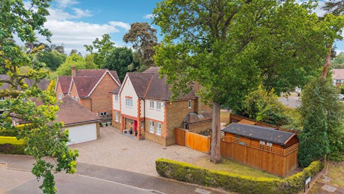 5 Bedroom Detached House For Sale In Cedar Close, Iver Heath, SL0