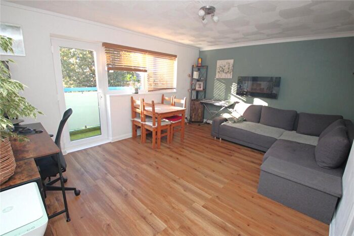 2 Bedroom Maisonette For Sale In Bishopsfield Road, Fareham, Hampshire, PO14