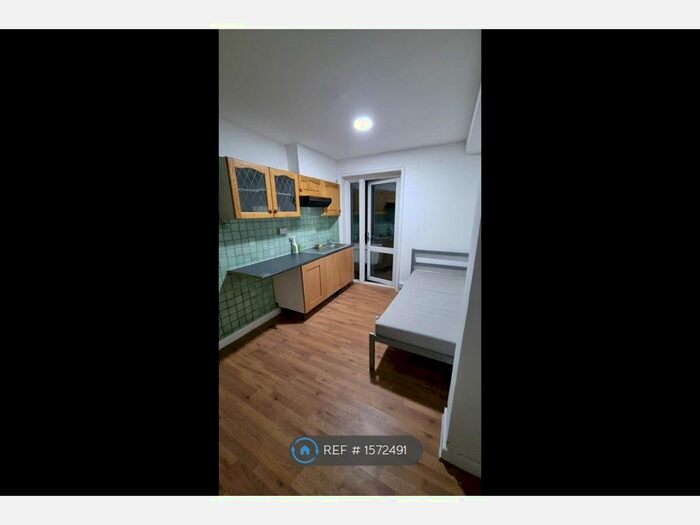 Studio To Rent In Hendon Way, London, NW2