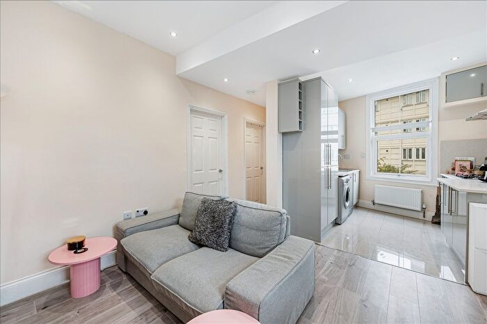 2 Bedroom Flat To Rent In Sterne Street, Shepherd's Bush, W12