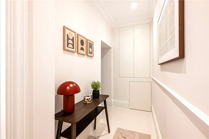 1 Bedroom Flat To Rent In Stratton Street, London, W1J