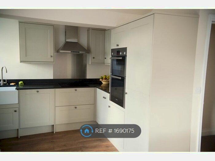 2 Bedroom Flat To Rent In High Street, Kings Langley, Herts, WD4