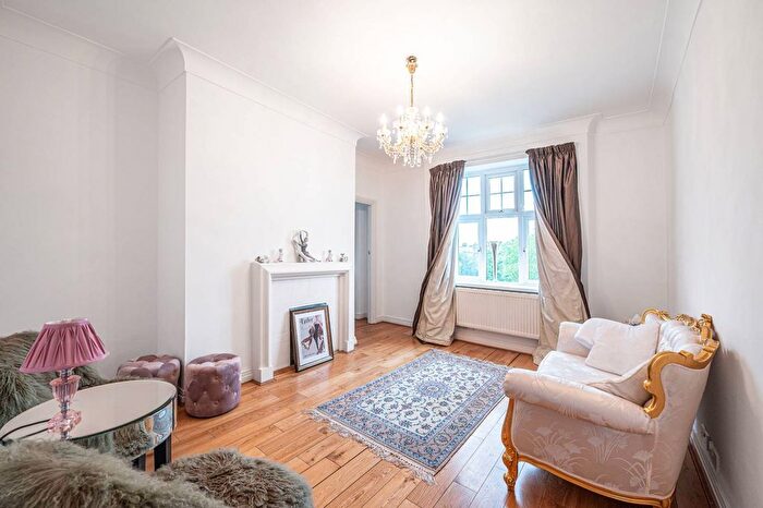 2 Bedroom Flat To Rent In Belsize Grove, Belsize Park, London, NW3