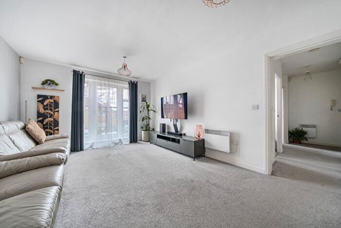 2 Bedroom Flat To Rent In Bower Way, Cippenham, Slough, SL1