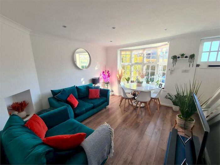 2 Bedroom Semi-Detached House To Rent In Midholm, London, NW11