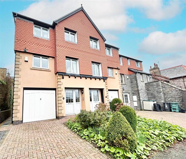 4 Bedroom Town House To Rent In Pentre Wech, Conwy, LL32