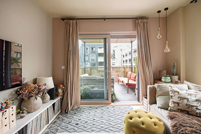 3 Bedroom Flat For Sale In Wintergreen Court, Hackney, London, E9