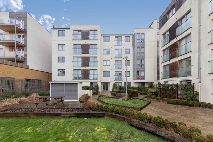 2 Bedroom Flat To Rent In Garden Road, Richmond, TW9