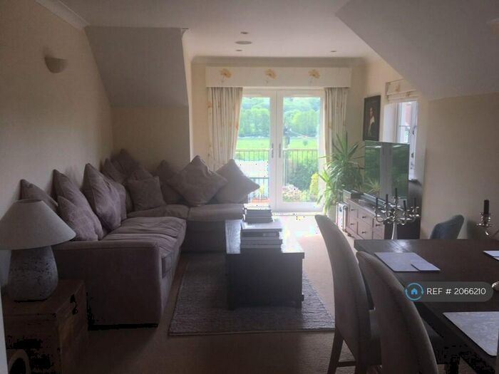 3 Bedroom Flat To Rent In Kingsdowne House, Godalming, GU7
