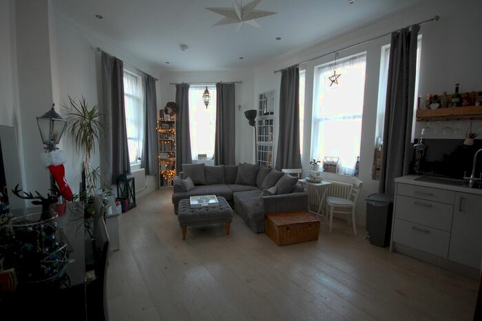 2 Bedroom Flat To Rent In Chiswick High Road, London, W4