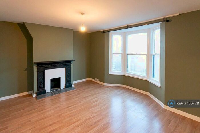 3 Bedroom Flat To Rent In Abbots Hill, Ramsgate, CT11