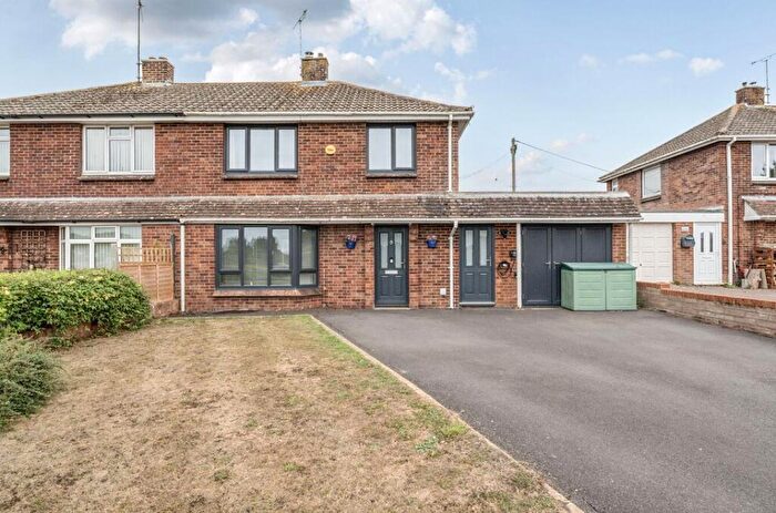 3 Bedroom Semi-Detached House For Sale In Castleview Road, Chiseldon, Swindon, SN4