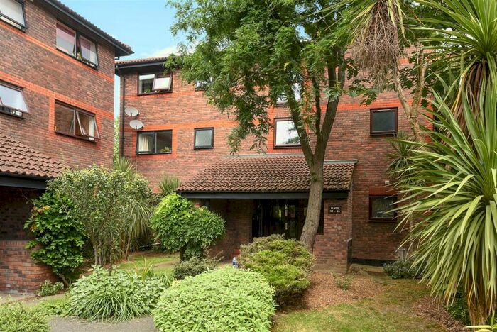 2 Bedroom Apartment To Rent In Shipwright Road, Rotherhithe, SE16