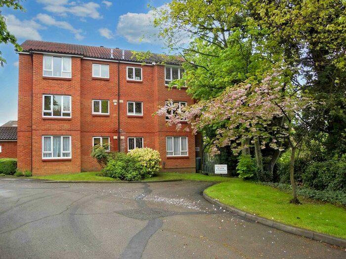 2 Bedroom Ground Flat To Rent In Badgers Close, Enfield, EN2