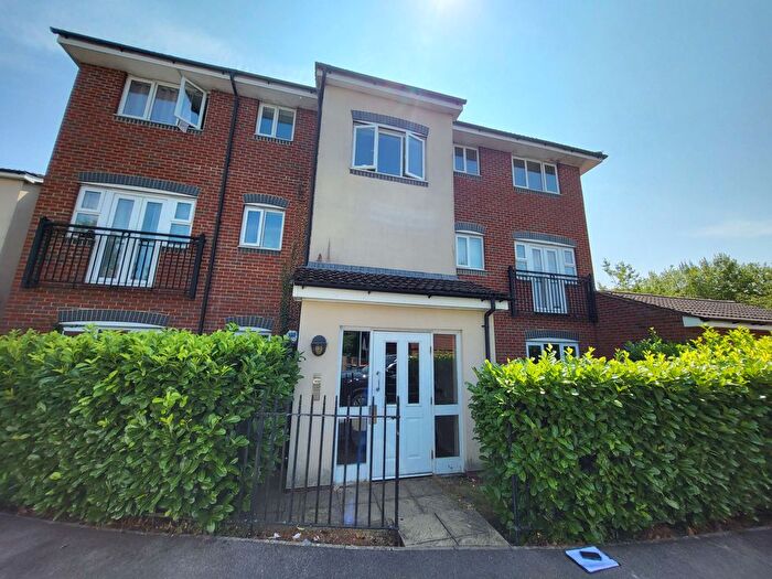 2 Bedroom Flat For Sale In Kiln Way, Dunstable, LU5