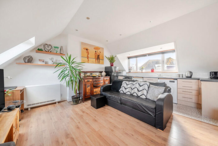 1 Bedroom Flat For Sale In Old Woking Road, West Byfleet, KT14