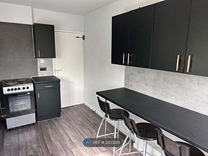 3 Bedroom Flat To Rent In Villiers Close, London, E10