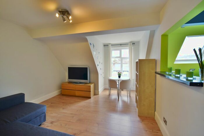 1 Bedroom Flat To Rent In , Archway, London, N19