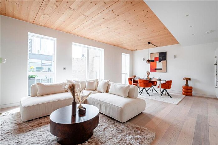 3 Bedroom Apartment For Sale In Curtain Place, Shoreditch, EC2A