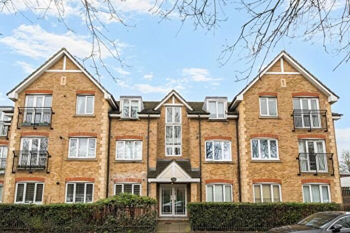 2 Bedroom Flat For Sale In Hollyfield Road, Surbiton, KT5