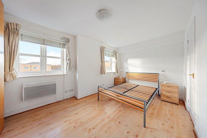 2 Bedroom Flat For Sale In Glaisher Street, London, SE8